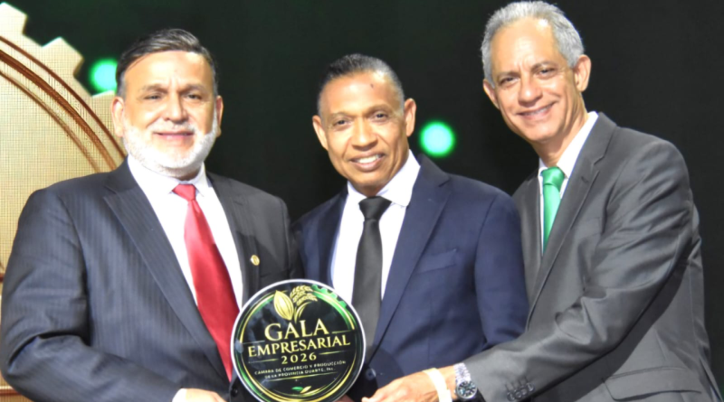 Alcalde Alex Díaz recibe reconocimiento en Gala Empresarial 2026 por su aporte al desarrollo sostenible de SFM