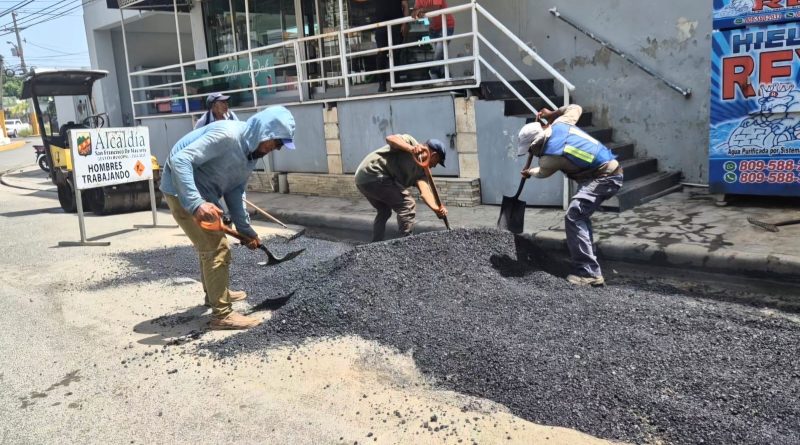 Ayuntamiento y Obras Públicas desarrollan programa de bacheo y reparación de calles en SFM