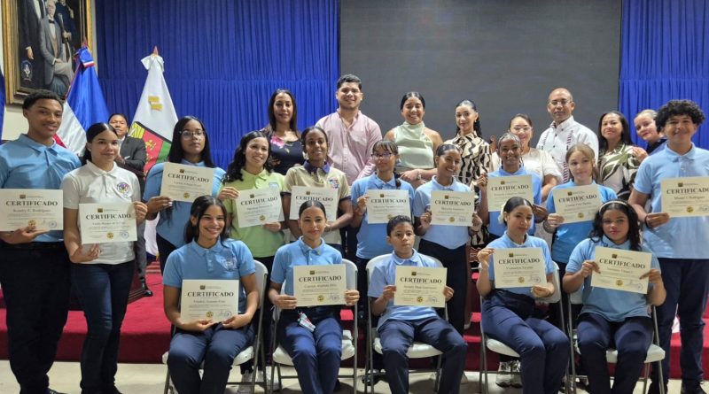 Ayuntamiento de SFM reconoce a 15 estudiantes en el Acto al Mérito Estudiantil 2025-2026