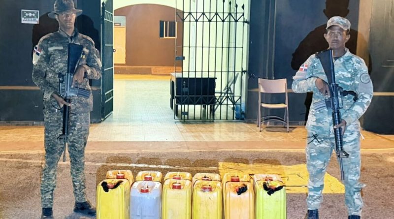 Ocupan 240 litros de clerén ilegal durante operativo en Montecristi