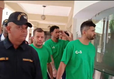 Prisión preventiva a colombiano y presentación periódica a otros dos por robo de RD$1 millón en Santiago