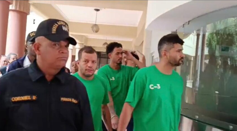 Prisión preventiva a colombiano y presentación periódica a otros dos por robo de RD$1 millón en Santiago