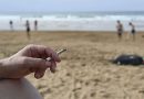 España prohibirá fumar en terrazas y playas