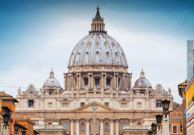 El Vaticano sanciona a seis obispos tradicionalistas por desacato El Vaticano sanciona a seis obispos tradicionalistas por desacato