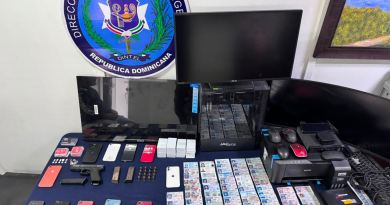 Desmantelan presunta red de falsificación en Santiago; ocupan arma de fuego y detienen a cinco personas Desmantelan presunta red de falsificación en Santiago; ocupan arma de fuego y detienen a cinco personas