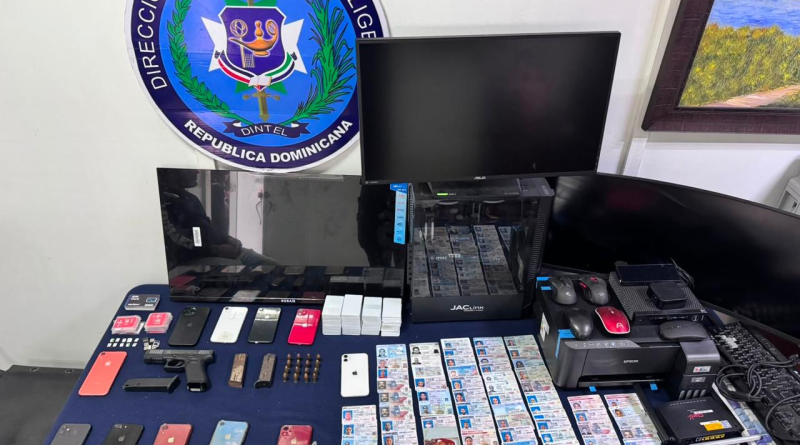 Desmantelan presunta red de falsificación en Santiago; ocupan arma de fuego y detienen a cinco personas Desmantelan presunta red de falsificación en Santiago; ocupan arma de fuego y detienen a cinco personas