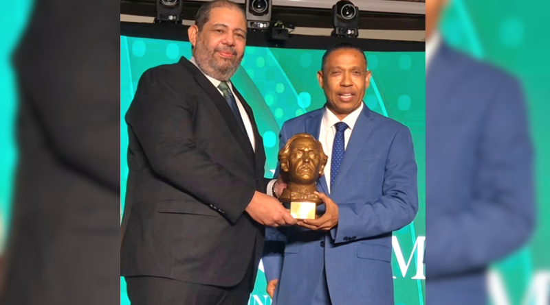 Ayuntamiento de SFM gana Premio Juan Pablo Duarte por liderazgo en manejo de residuos sólidos y protección del medio ambiente Ayuntamiento de SFM gana Premio Juan Pablo Duarte por liderazgo en manejo de residuos sólidos y protección del medio ambiente