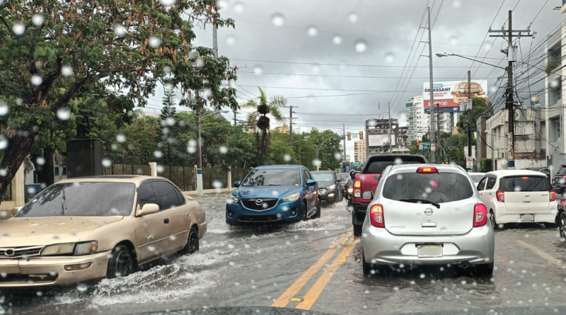 Continúa el calor y se esperan aguaceros ante onda tropical y vaguada Continúa el calor y se esperan aguaceros ante onda tropical y vaguada