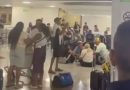 Pasajeros realizan piquete en el AILA tras más de cinco horas esperando sus maletas Pasajeros realizan piquete en el AILA tras más de cinco horas esperando sus maletas