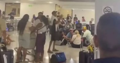 Pasajeros realizan piquete en el AILA tras más de cinco horas esperando sus maletas Pasajeros realizan piquete en el AILA tras más de cinco horas esperando sus maletas