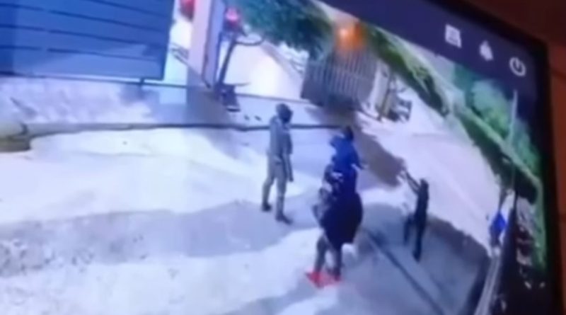 Asaltan a dos policías en Santiago; les roban armas y motocicleta Asaltan a dos policías en Santiago; les roban armas y motocicleta