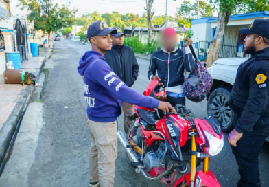 Migración detiene a más de 400 haitianos indocumentados en Santiago Migración detiene a más de 400 haitianos indocumentados en Santiago