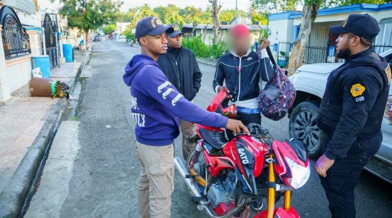 Migración detiene a más de 400 haitianos indocumentados en Santiago Migración detiene a más de 400 haitianos indocumentados en Santiago