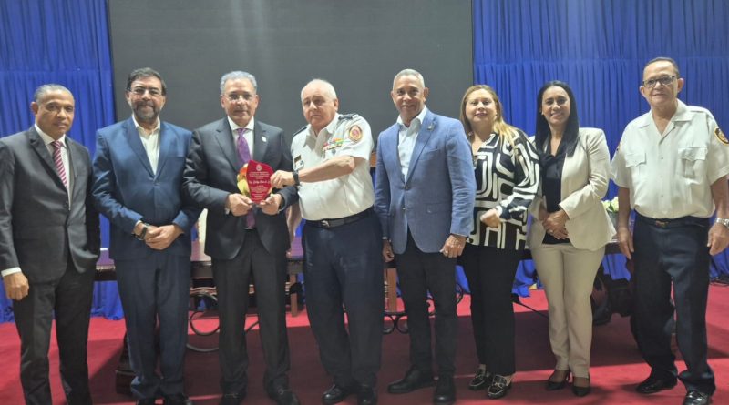 Osiris de León llama a fortalecer la prevención ante riesgos sísmicos en SFM y el Valle del Cibao Osiris de León llama a fortalecer la prevención ante riesgos sísmicos en SFM y el Valle del Cibao